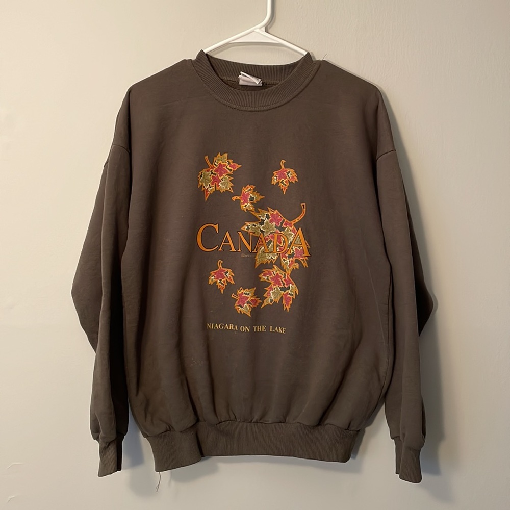 Canada maple leaf crewneck size medium